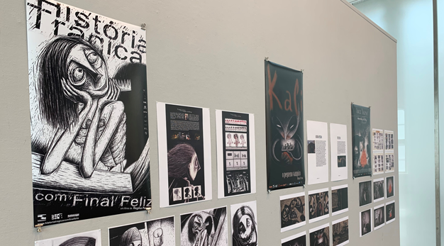 Poster och bilder från animerad film som tryckt och monterat på vägg.