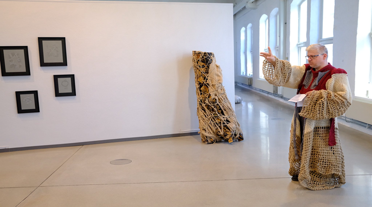 Konstnär Leif Holstrand performance