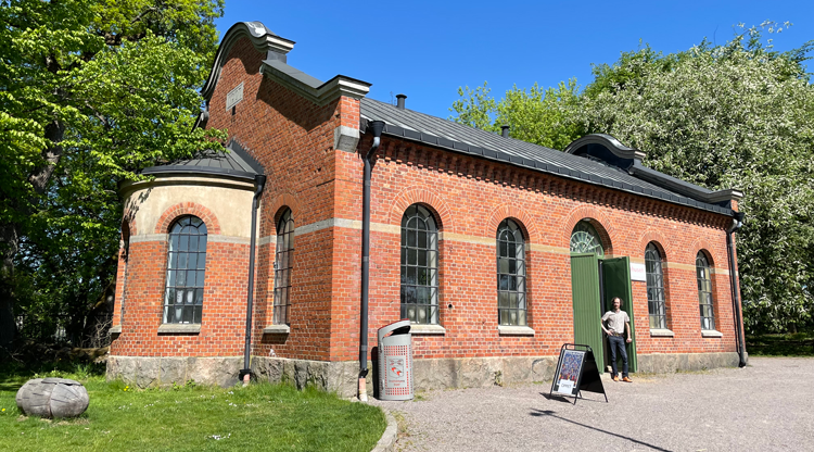 Tegelbyggnad i en grön park