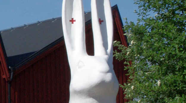 En skulptur i glasfiber som föreställer en stor vit hare.