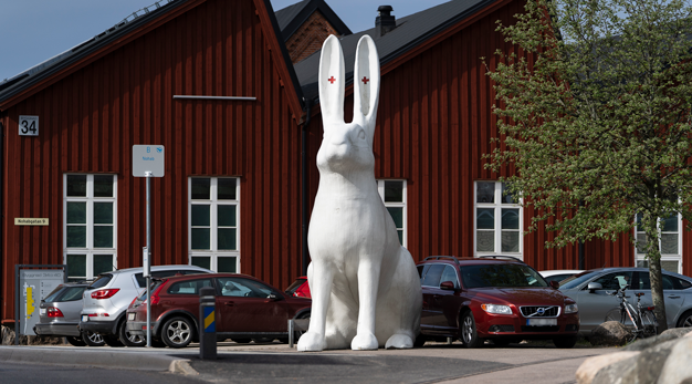 En skulptur formad i gladfiber till en flera meter hög vit hare. 