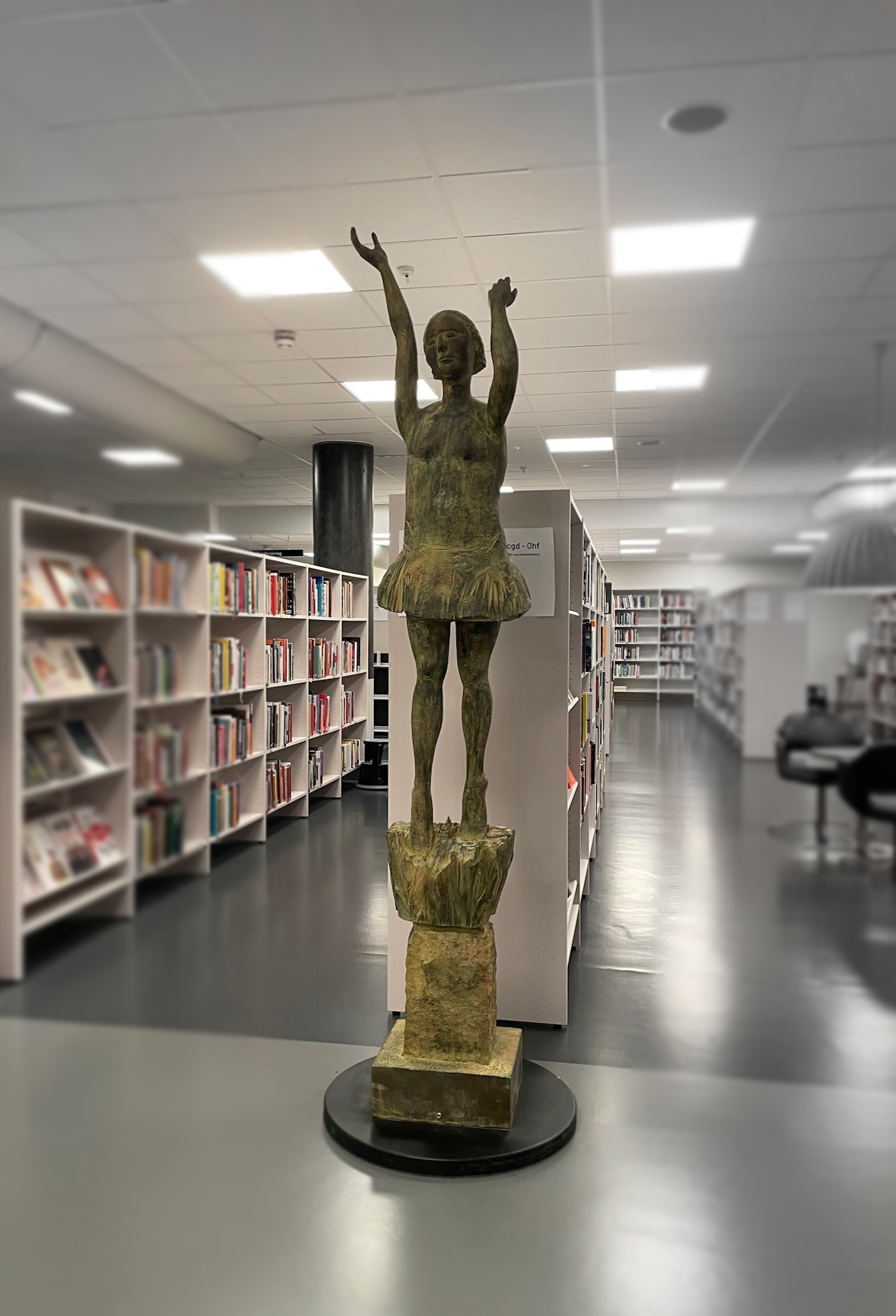 Bronsskulptur av ballerina som sträcker händerna uppåt