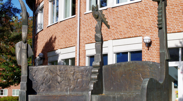 Skulptur i brons formad som en tronliknande soffa.