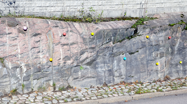 Mur med fastmonterade bollar i olika färger