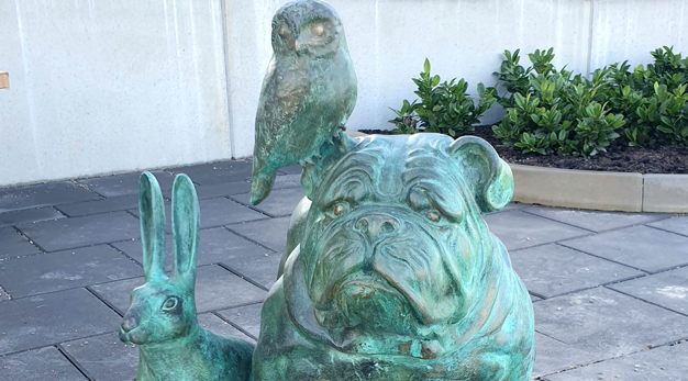En bronsskulptur av en hund, en uggla och en hare.