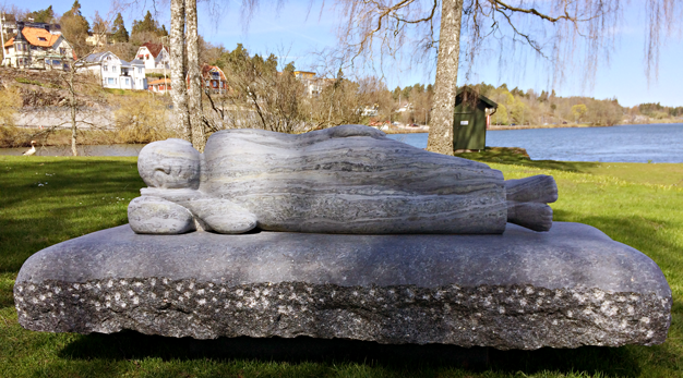Skulptur, sovande kvinna på säng, gjord av granitsten