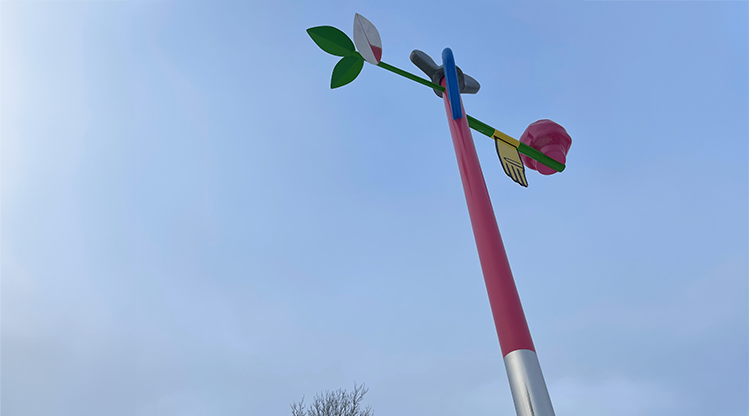 Hög skulptur mot blå himmel