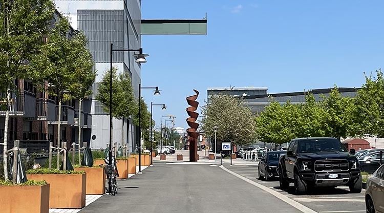 Cortenskulptur utanför Nova arena