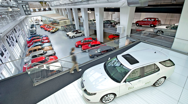 Bilden är tagen ovanifrån så du får en vy över utställningslokalen med Saab-bilar
