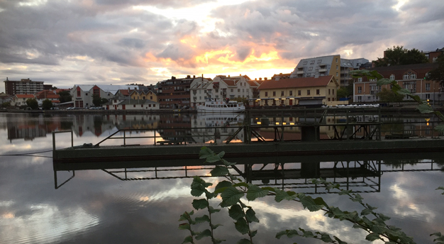 Kanalbild över Strandgatan i soluppgång. Hälsans stig