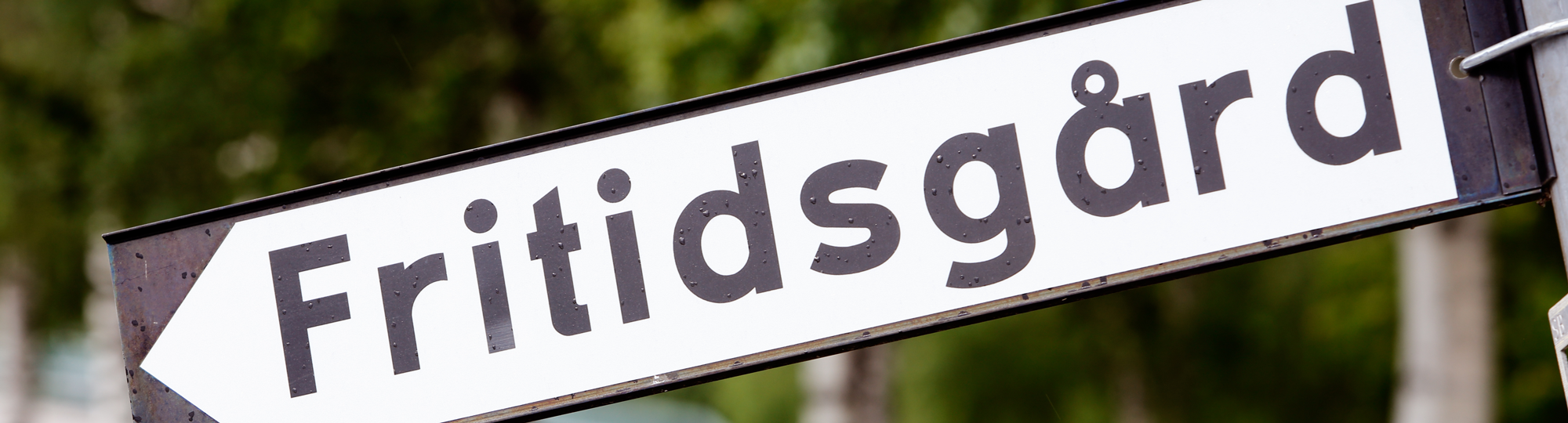 Vägskylt som det står fritidsgård på