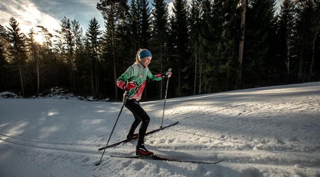 Tjej skejtar med längdskidor
