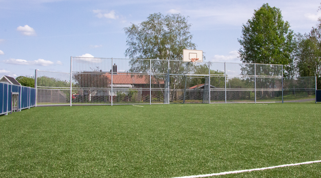 Konstgräs med basketmål