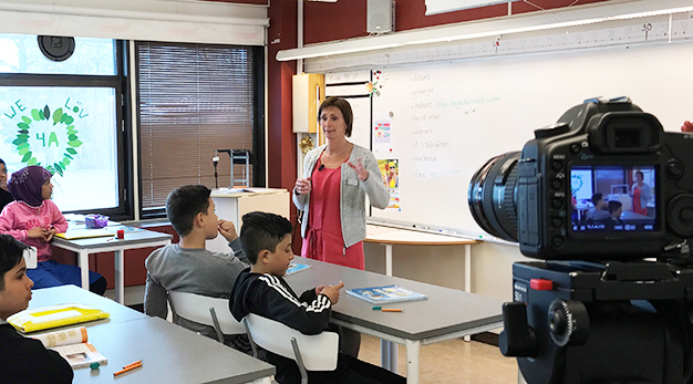 Skolverket filmar i Lextorpsskolan då förstelärare Karin Bovaller håller lektion. Filmen blir en del i Skolverkets material om Läslyftet. 