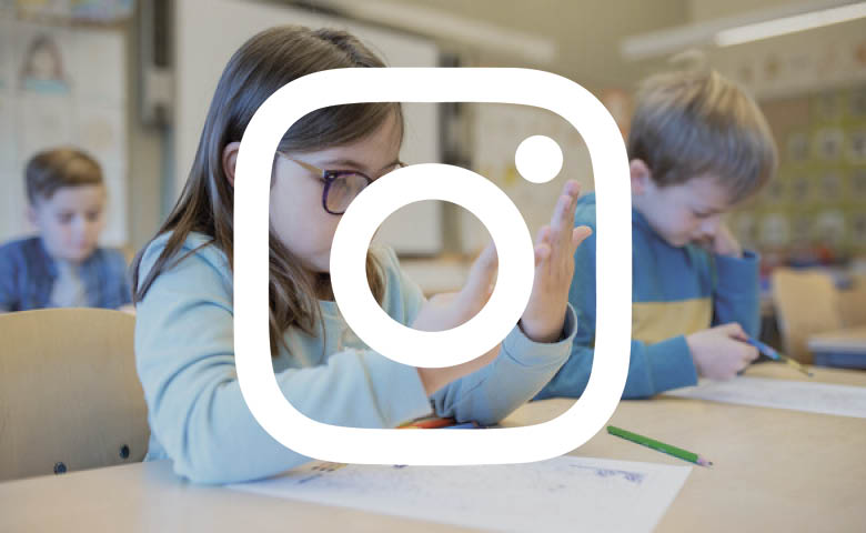 Elev i klassrum som räknar på fingrarna, över bilden en Instagram-symbol