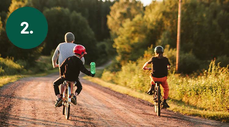 Ungdomar som cyklar på grusväg. 
