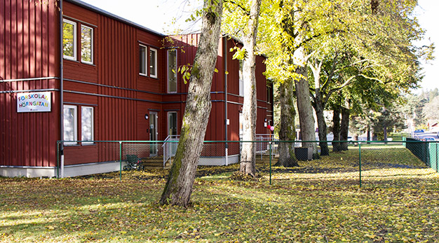 Bilden föreställer förskolan Hörngatan. I bild syns gaveln på förskolans hus. Huset är rött. 