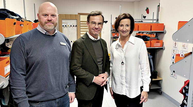 Henric Bergqvist, enhetschef central elevhälsa, statsminister Ulf Kristersson och Pernilla Olausson, rektor på Vällingklockans förskola står och tittar in i kameran. 