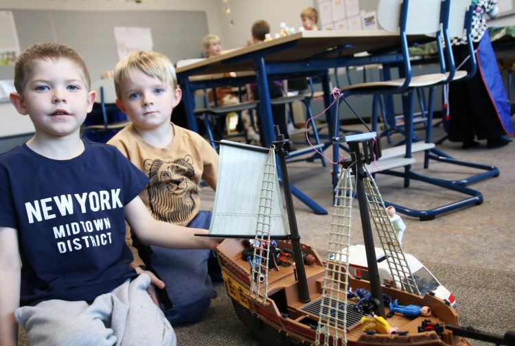 Barn förskoleklass med båt.jpg