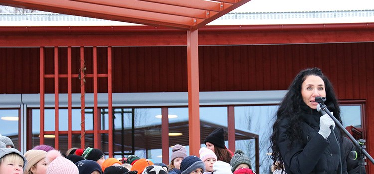 Dalida framför skolelever