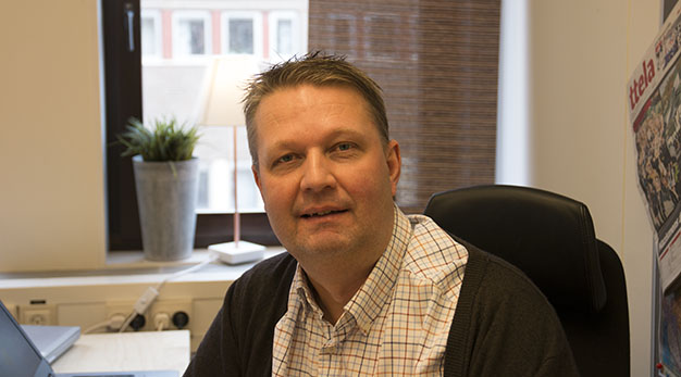 Man sitter vid skrivbordet och planerar