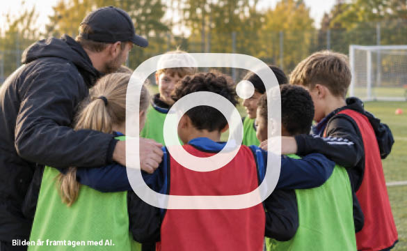 Fotbollsungdomar som håller om varandra i en ring på en fotbollsplan, över bilden en Instagramsymbol. Bilden är framtagen med AI. 