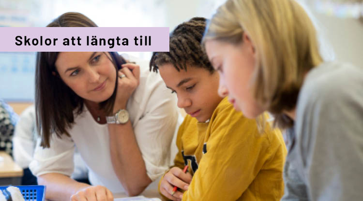 Lärare som hjälper två elever med skolarbete. Text i bild "Skolor att länga till". 