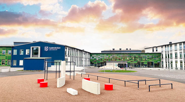 Sylteskolan utomhusmiljö med rosa  himmel i bakgrunden