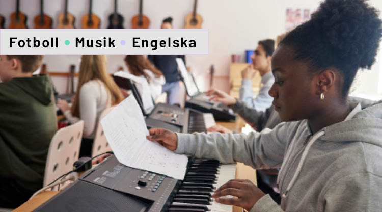 Tjej som spelar piano, med andra elever och instrument i bakgrunden. Text i bild "Fotboll, musik, engelska". 