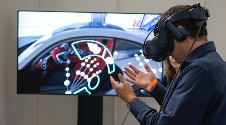 En person testar virtual reality