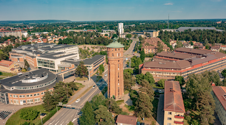 Drönarfoto över Trollhättan med vattentornet i centrum