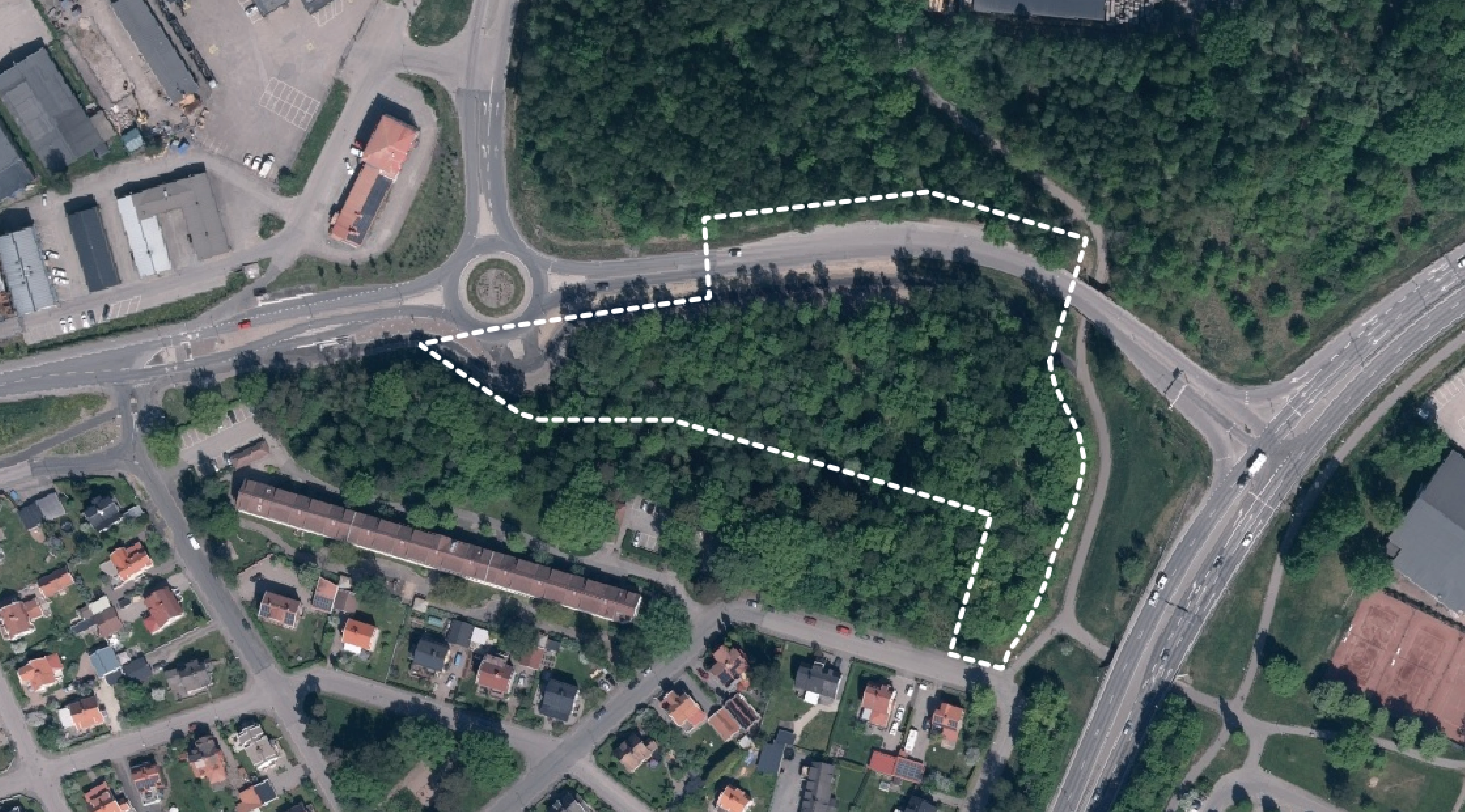 Flygfoto med planområdet markerat med vit streckad linje.