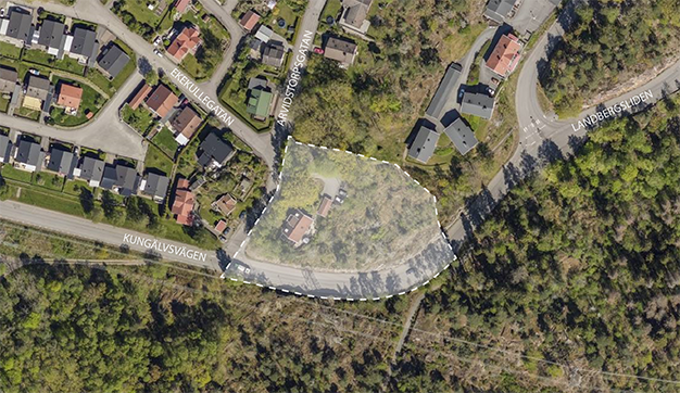 Flygfoto med planområdet markerat med vit streckad linje.