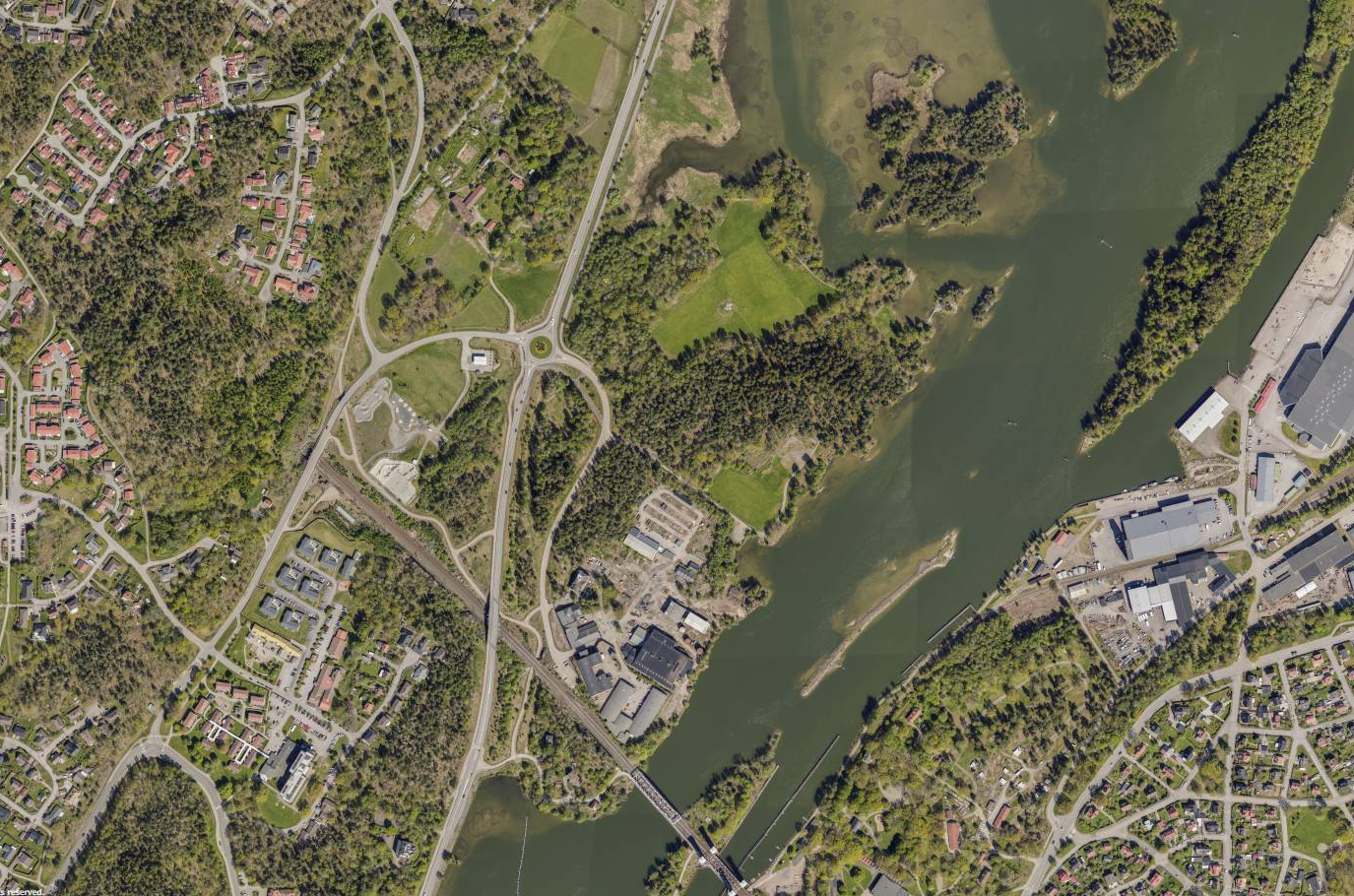 Flygfoto med planområdet markerat med vit streckad linje.