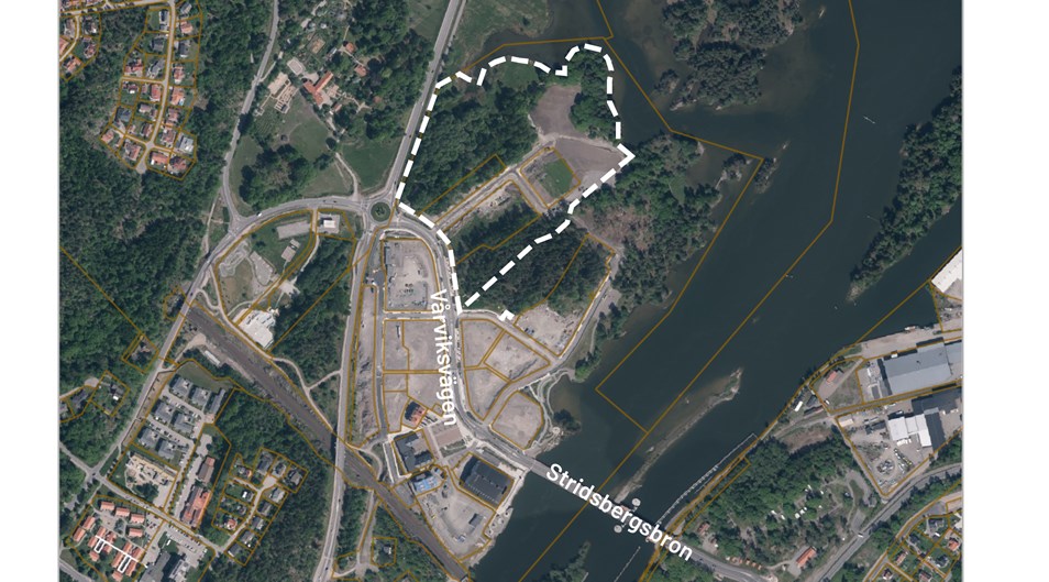 Flygfoto över planområdet markerat med vitstreckad område