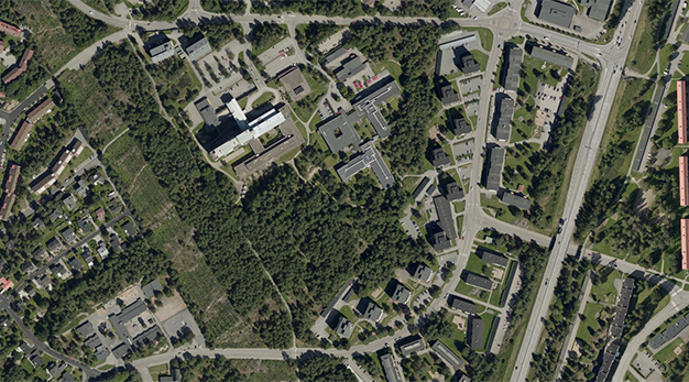 Ett flygfoto över planområdet som idag är Swedenborg center och naturmark