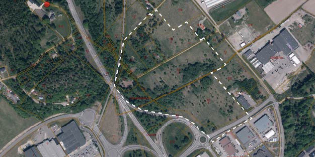 Flygfoto över planområdet markerat med vitstreckad område