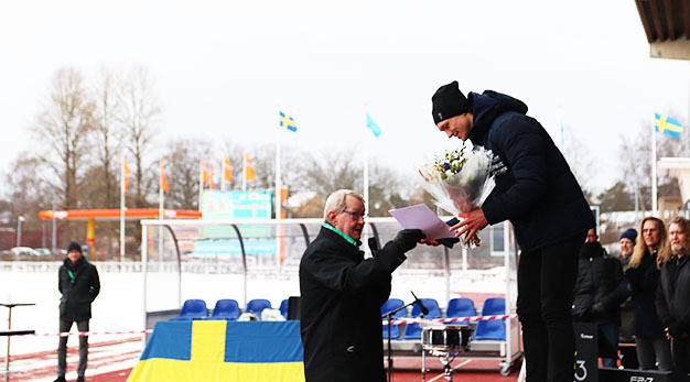 Kommunstyrelsens ordförande Paul Åkerlund gratulerar världsmästaren Nils van der Poel vid ceremonin på Edsborg. Nu får Nils en permanent hyllning i Park of Fame. 