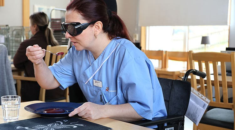 Undersköterskan Marija Petreski provade att äta med glasögon, som försvårade synen, för att förstå hur det kan kännas för äldre med nedsatt syn.