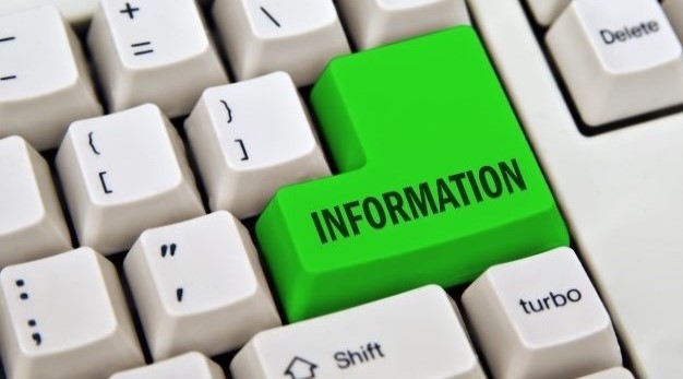 Inzoomat tangentbord, knappen Enter har bytts ut mot en grön där det står information.