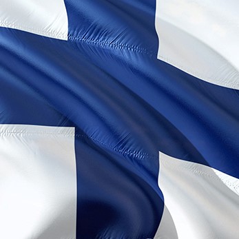 Finska flaggan blåser i vinden.