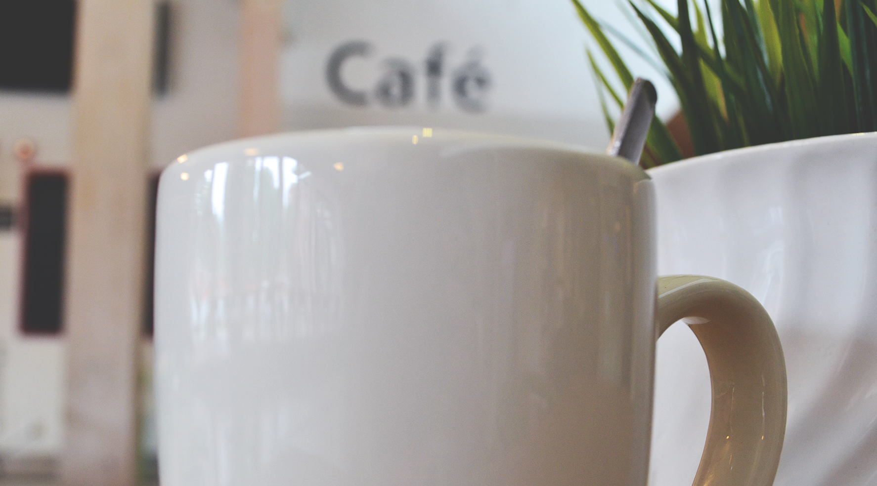 En bild på en rykande färsk kopp kaffe framför Café Kronan.