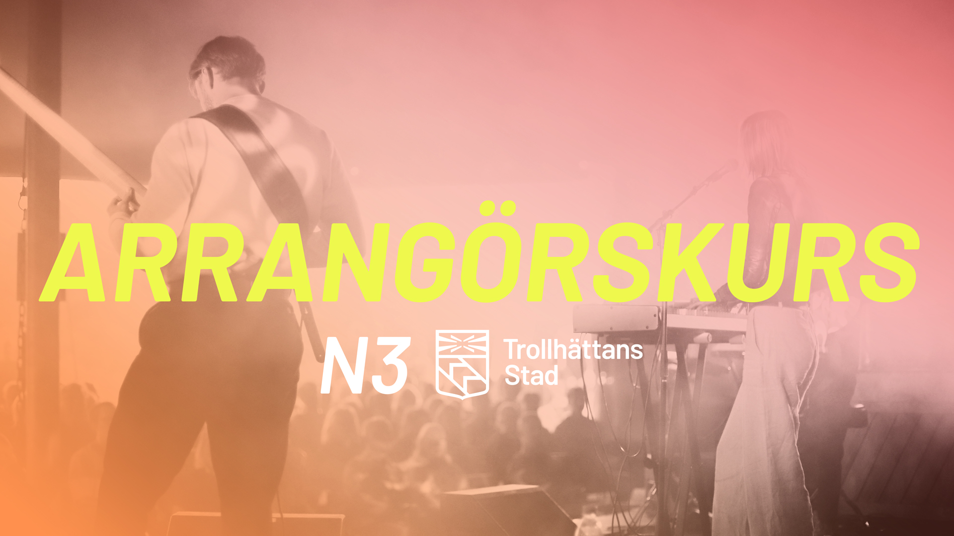 Foto på en artist på en scen med texten arrangörskus