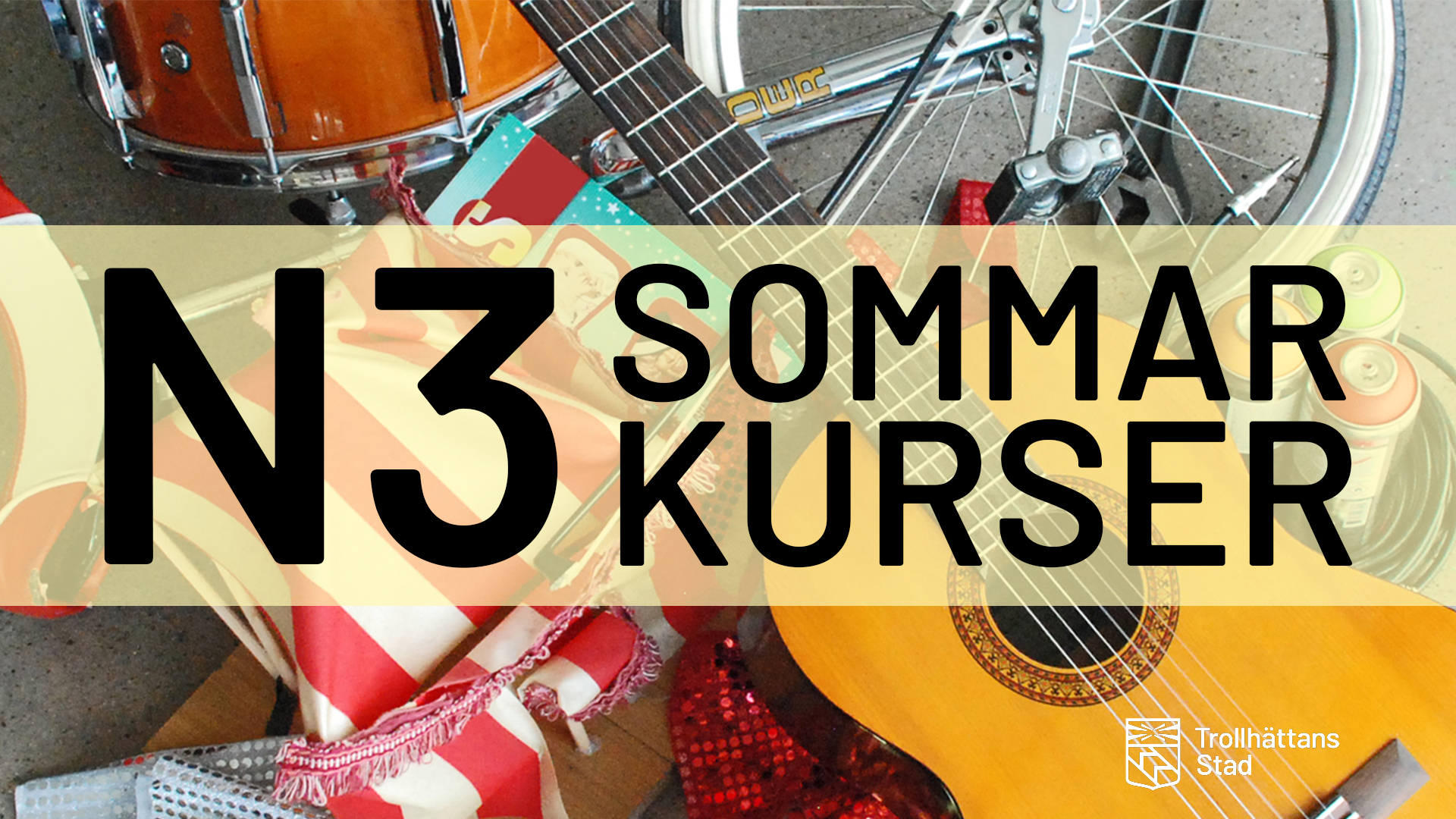 Närbild på gitarr, trumma och enhjuling. Text N3 sommarkurser