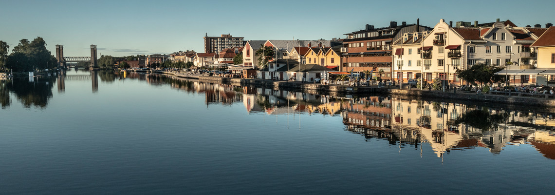 Kanal med stadsmiljö i bakgrunden