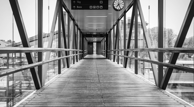 Bild av gångbron som finns på Trollhättan Station